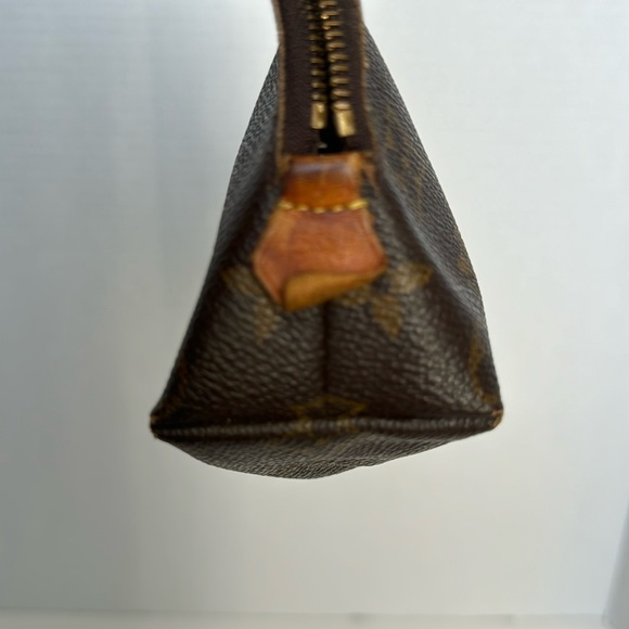 Louis Vuitton Monogram Pouch with LV Dustbag - Picture 12 of 17
